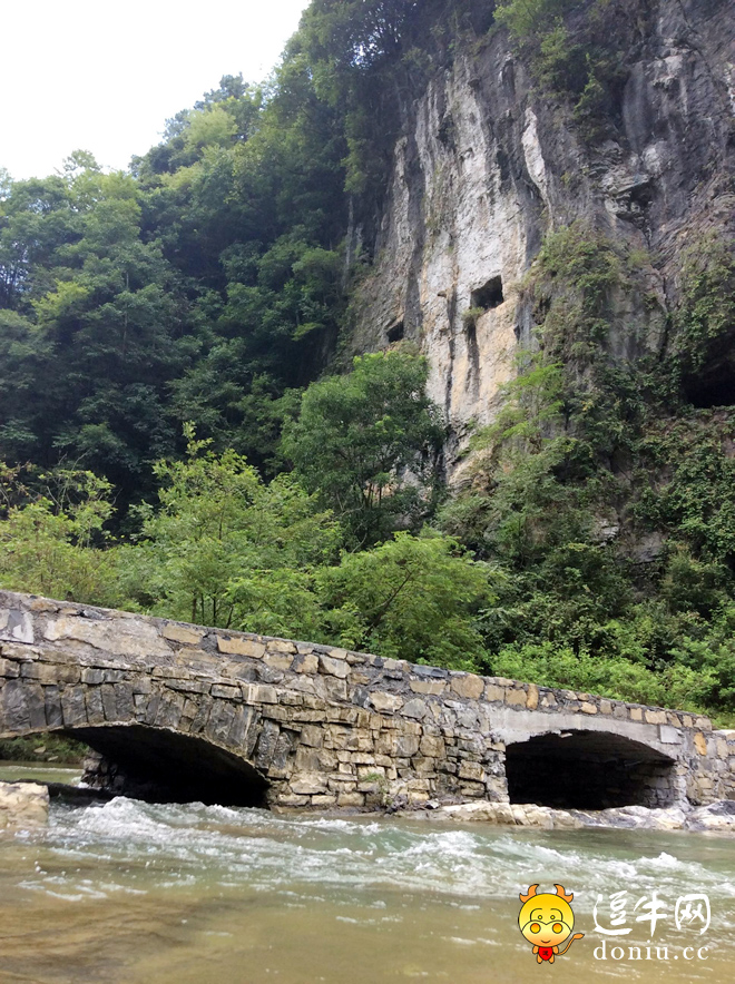 石堰坪悬棺